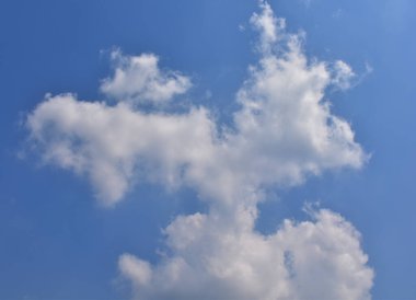 Beyaz bulutlu parlak mavi gökyüzü. Güzel gökyüzü arkaplanı ve duvar kağıdı. Açık bir gün ve güzel bir sabah..  