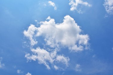 Beyaz bulutlu parlak mavi gökyüzü. Güzel gökyüzü arkaplanı ve duvar kağıdı. Açık bir gün ve güzel bir sabah..  