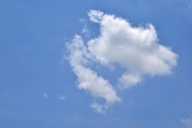 Beyaz bulutlu parlak mavi gökyüzü. Güzel gökyüzü arkaplanı ve duvar kağıdı. Açık bir gün ve güzel bir sabah..  