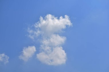 Beyaz bulutlu parlak mavi gökyüzü. Güzel gökyüzü arkaplanı ve duvar kağıdı. Açık bir gün ve güzel bir sabah..  