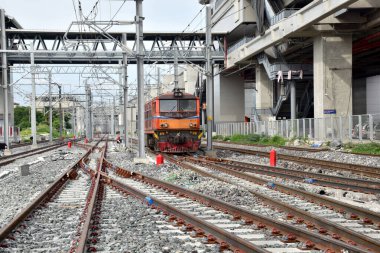 BANGKOK, THAILAND - 17 Kasım 2024: Tayland 'daki tren istasyonuna giden trenler. Sığ alan derinliğinde odak seç.