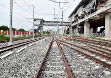 Tren raylarından Tayland 'daki istasyona giden trenler. Sığ alan derinliğinde odak seç.