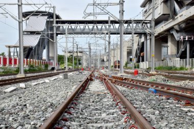 Tren raylarından Tayland 'daki istasyona giden trenler. Sığ alan derinliğinde odak seç.