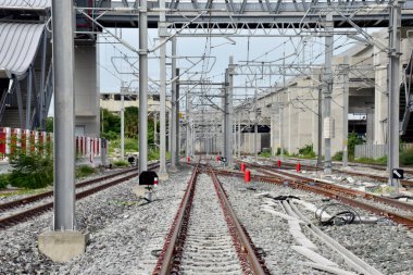 Tren raylarından Tayland 'daki istasyona giden trenler. Sığ alan derinliğinde odak seç.