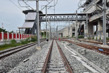 Tren raylarından Tayland 'daki istasyona giden trenler. Sığ alan derinliğinde odak seç.