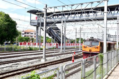 BANGKOK, THAILAND - 17 Kasım 2024: Tayland 'daki tren istasyonuna giden trenler. Sığ alan derinliğinde odak seç.