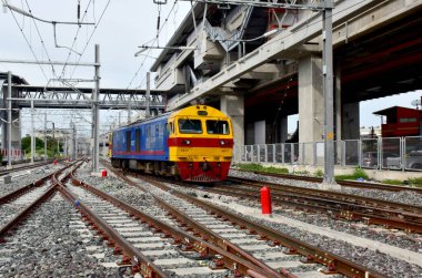 BANGKOK, THAILAND - 17 Kasım 2024: Tayland 'daki tren istasyonuna giden trenler. Sığ alan derinliğinde odak seç.