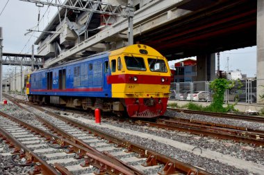 BANGKOK, THAILAND - 17 Kasım 2024: Tayland 'daki tren istasyonuna giden trenler. Sığ alan derinliğinde odak seç.