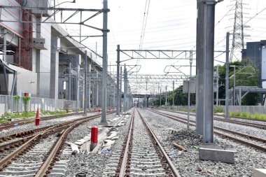 Tren raylarından Tayland 'daki istasyona giden trenler. Sığ alan derinliğinde odak seç.