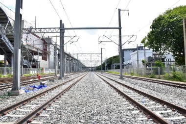 Tren raylarından Tayland 'daki istasyona giden trenler. Sığ alan derinliğinde odak seç.
