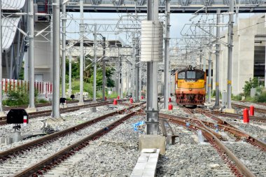 BANGKOK, THAILAND - 17 Kasım 2024: Tayland 'daki tren istasyonuna giden trenler. Sığ alan derinliğinde odak seç.