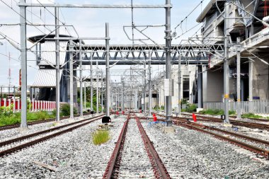 Tren raylarından Tayland 'daki istasyona giden trenler. Sığ alan derinliğinde odak seç.