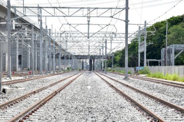 Tren raylarından Tayland 'daki istasyona giden trenler. Sığ alan derinliğinde odak seç.