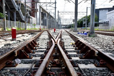 Tren raylarından Tayland 'daki istasyona giden trenler. Sığ alan derinliğinde odak seç.