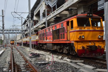 BANGKOK, THAILAND - 17 Kasım 2024: Tayland 'daki tren istasyonuna giden trenler. Sığ alan derinliğinde odak seç.