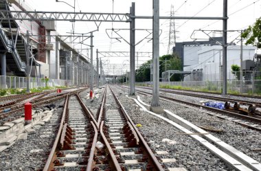 Tren raylarından Tayland 'daki istasyona giden trenler. Sığ alan derinliğinde odak seç.