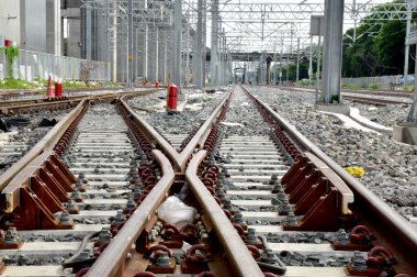 Tren raylarından Tayland 'daki istasyona giden trenler. Sığ alan derinliğinde odak seç.