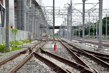 Tren raylarından Tayland 'daki istasyona giden trenler. Sığ alan derinliğinde odak seç.
