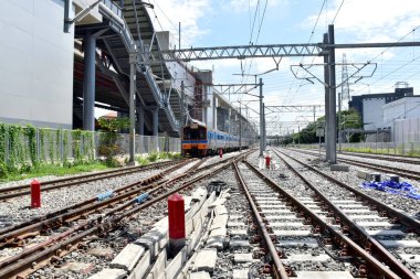 BANGKOK, THAILAND - 17 Kasım 2024: Tayland 'daki tren istasyonuna giden trenler. Sığ alan derinliğinde odak seç.