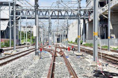 Tren raylarından Tayland 'daki istasyona giden trenler. Sığ alan derinliğinde odak seç.