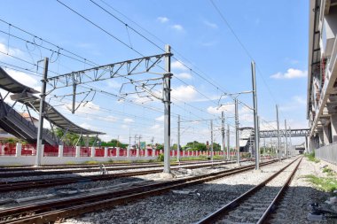 Tren raylarından Tayland 'daki istasyona giden trenler. Sığ alan derinliğinde odak seç.