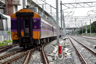BANGKOK, THAILAND - 17 Kasım 2024: Tayland 'daki tren istasyonuna giden trenler. Sığ alan derinliğinde odak seç.
