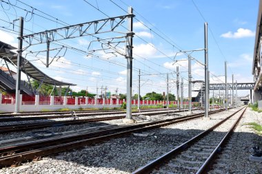 Tren raylarından Tayland 'daki istasyona giden trenler. Sığ alan derinliğinde odak seç.