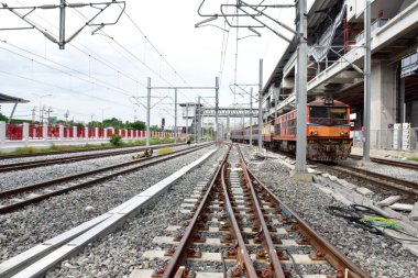 BANGKOK, THAILAND - 17 Kasım 2024: Tayland 'daki tren istasyonuna giden trenler. Sığ alan derinliğinde odak seç.