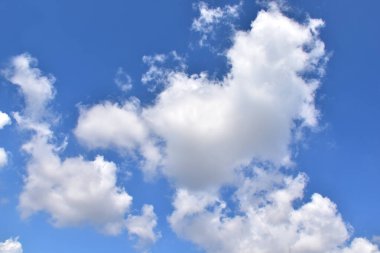 Beyaz bulutlu mavi gökyüzü. Güzel gökyüzü arkaplanı ve duvar kağıdı. Açık bir gün ve güzel bir sabah.. 