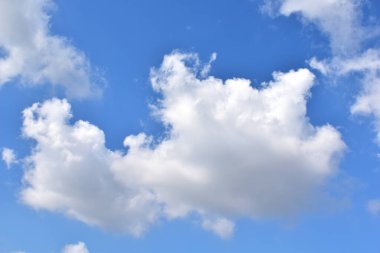 Beyaz bulutlu mavi gökyüzü. Güzel gökyüzü arkaplanı ve duvar kağıdı. Açık bir gün ve güzel bir sabah.. 