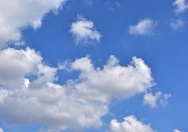 Beyaz bulutlu mavi gökyüzü. Güzel gökyüzü arkaplanı ve duvar kağıdı. Açık bir gün ve güzel bir sabah.. 