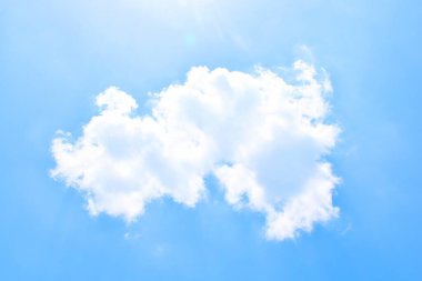 Beyaz bulutlu mavi gökyüzü. Güzel gökyüzü arkaplanı ve duvar kağıdı. Açık bir gün ve güzel bir sabah.. 