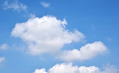 Beyaz bulutlu mavi gökyüzü. Güzel gökyüzü arkaplanı ve duvar kağıdı. Açık bir gün ve güzel bir sabah.. 