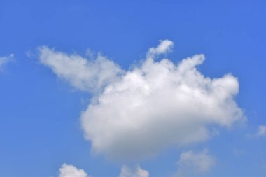 Beyaz bulutlu mavi gökyüzü. Güzel gökyüzü arkaplanı ve duvar kağıdı. Açık bir gün ve güzel bir sabah.. 