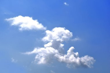 Beyaz bulutlu mavi gökyüzü. Güzel gökyüzü arkaplanı ve duvar kağıdı. Açık bir gün ve güzel bir sabah.. 