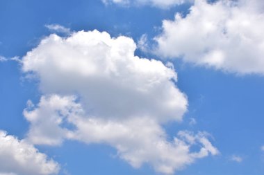 Beyaz bulutlu mavi gökyüzü. Güzel gökyüzü arkaplanı ve duvar kağıdı. Açık bir gün ve güzel bir sabah.. 