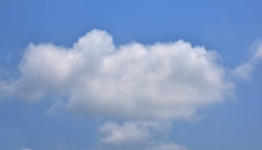 Beyaz bulutlu mavi gökyüzü. Güzel gökyüzü arkaplanı ve duvar kağıdı. Açık bir gün ve güzel bir sabah.. 