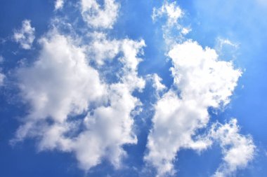 Beyaz bulutlu mavi gökyüzü. Güzel gökyüzü arkaplanı ve duvar kağıdı. Açık bir gün ve güzel bir sabah.. 