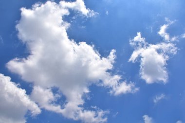 Beyaz bulutlu mavi gökyüzü. Güzel gökyüzü arkaplanı ve duvar kağıdı. Açık bir gün ve güzel bir sabah.. 