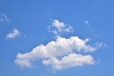 Beyaz bulutlu mavi gökyüzü. Güzel gökyüzü arkaplanı ve duvar kağıdı. Açık bir gün ve güzel bir sabah.. 