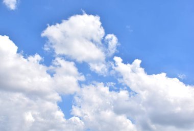 Beyaz bulutlu mavi gökyüzü. Güzel gökyüzü arkaplanı ve duvar kağıdı. Açık bir gün ve güzel bir sabah.. 