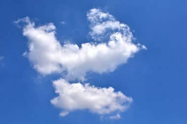 Beyaz bulutlu mavi gökyüzü. Güzel gökyüzü arkaplanı ve duvar kağıdı. Açık bir gün ve güzel bir sabah.. 