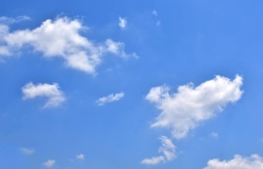 Beyaz bulutlu mavi gökyüzü. Güzel gökyüzü arkaplanı ve duvar kağıdı. Açık bir gün ve güzel bir sabah.. 