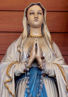 Güzeller güzeli Meryem Ana 'nın Tayland' daki kilisede bulunan güzel heykelinin yakın çekimi. seçici odak.