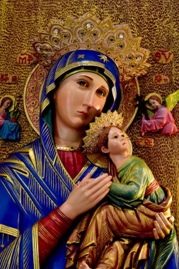 Bakire Meryem 'in Bakire İsa' yla birlikte Tayland 'daki kilisedeki daimi yardım heykeli. seçici odak