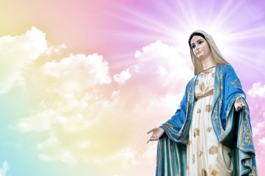 Zarif Bakire Meryem 'in heykeli soyut renkli arka planı ve güzel renkli duvar kâğıdıyla güzel bir Sky Pastel. Tayland 'da.