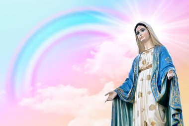 Zarif Bakire Meryem 'in heykeli. Fantezi büyülü manzarası. Gökyüzündeki gökkuşağı, Tayland' da renkli ve duvar kağıdıyla soyut..