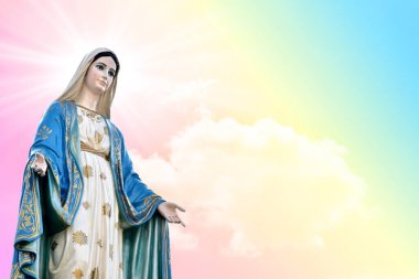 Zarif Bakire Meryem 'in heykeli soyut renkli arka planı ve güzel renkli duvar kâğıdıyla güzel bir Sky Pastel. Tayland 'da.