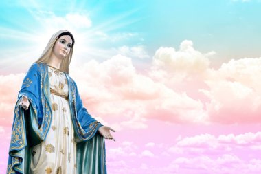 Zarif Bakire Meryem 'in heykeli soyut renkli arka planı ve güzel renkli duvar kâğıdıyla güzel bir Sky Pastel. Tayland 'da.