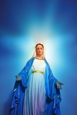 Zarif Meryem Ana 'nın heykeli. Tayland' daki kilisede parlak mavi bir geçmişi var. seçici odak.